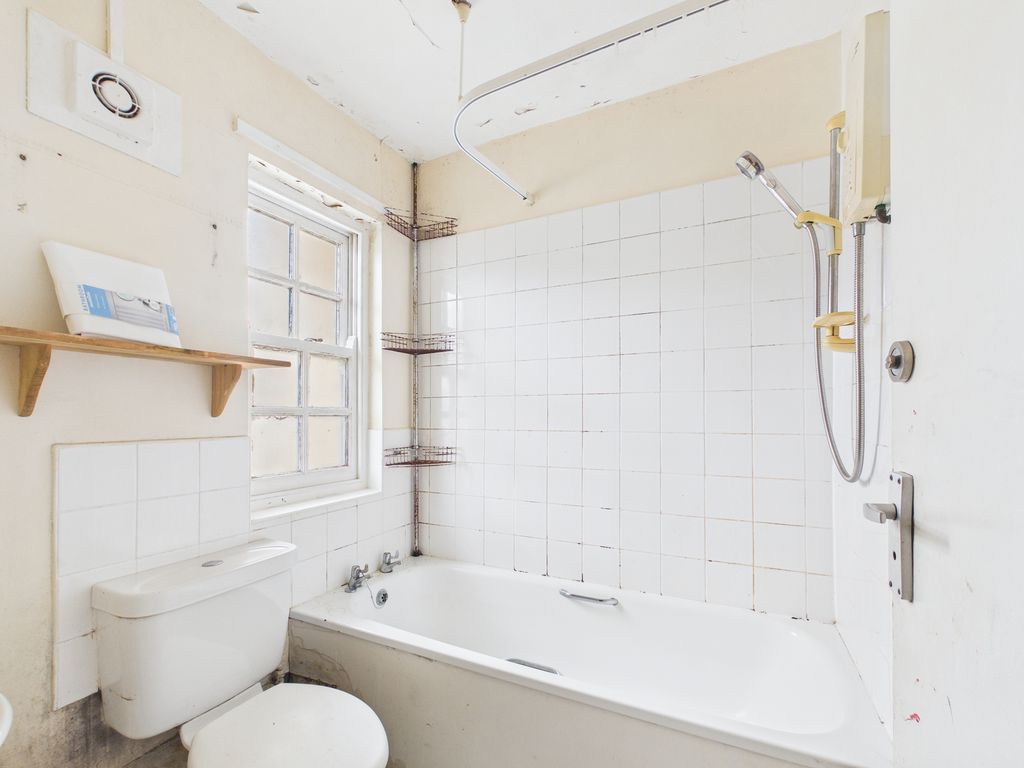 Property photo 3 of 7 Bathroom