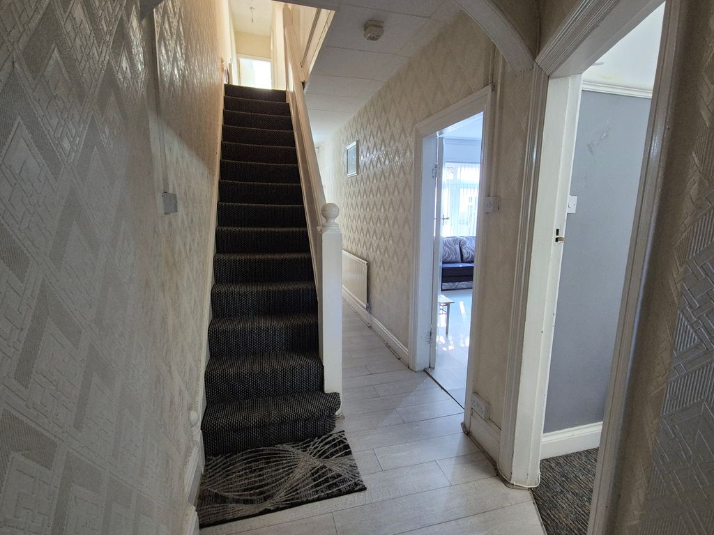 Property photo 3 of 14 Hallway