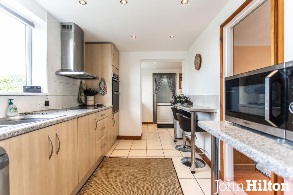 Property photo 2 of 18 Rotherfield Crescent-25.Jpg
