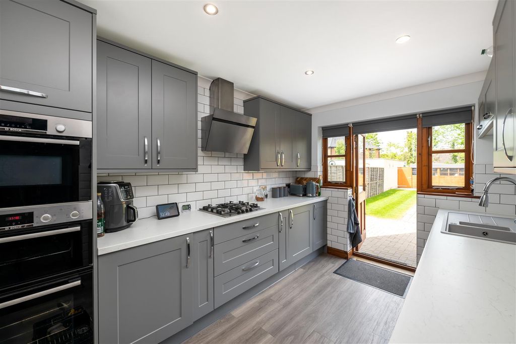 Property photo 3 of 17 5 Povey Cross Rd Internals8.Jpg