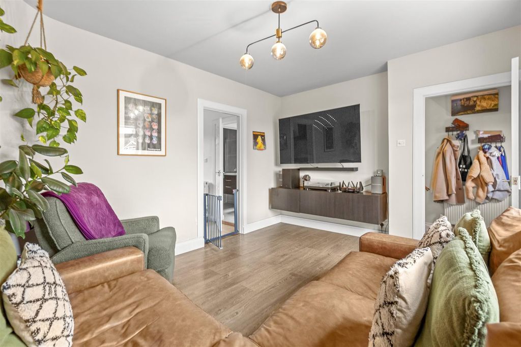 Property photo 2 of 25 199 Totteridge Rd, Hp13 7Le-7.Jpg