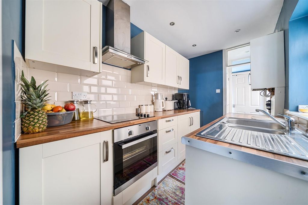 Property photo 1 of 12 Kitchen