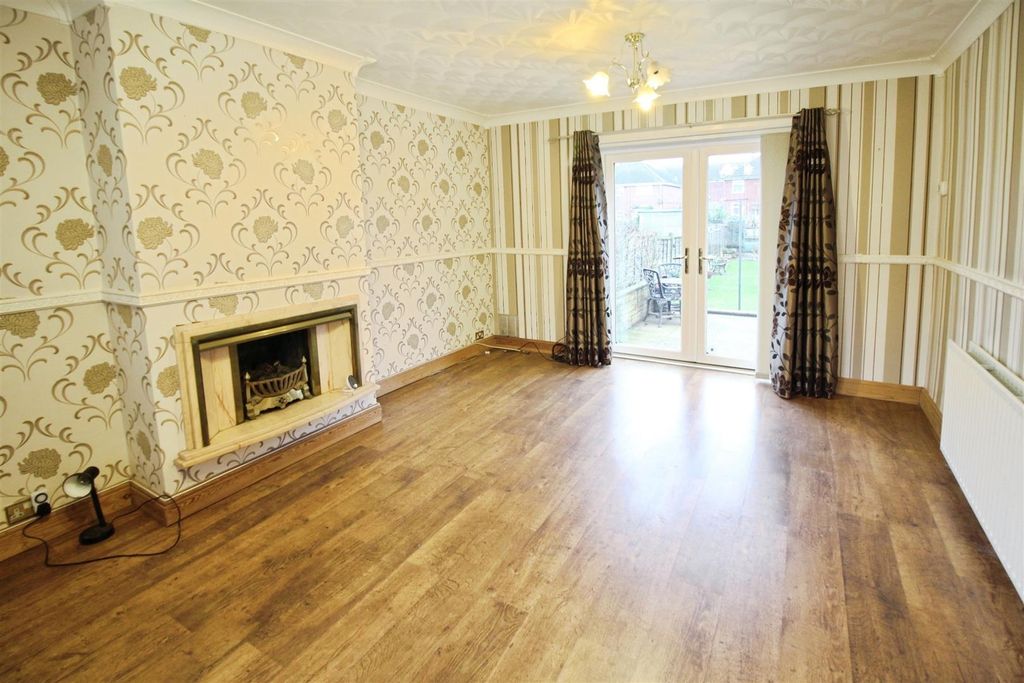 Property photo 2 of 16 Lounge