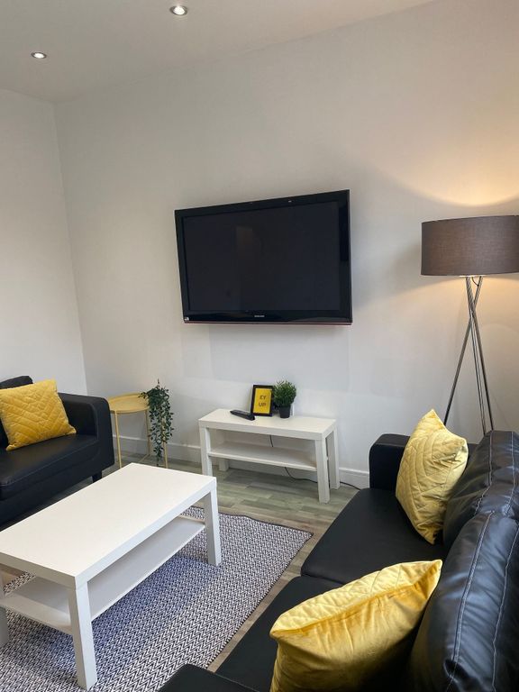 Property photo 2 of 17 Bright Modern Living Room With Wall-Mounted TV, Bl...