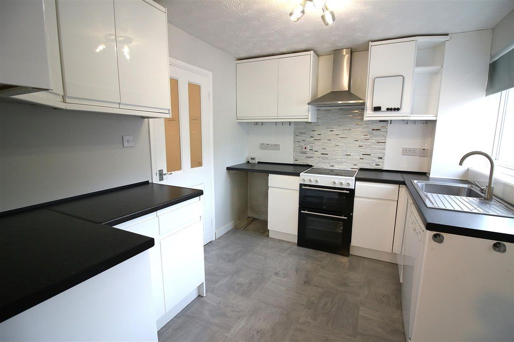 Property photo 3 of 15 Kitchen