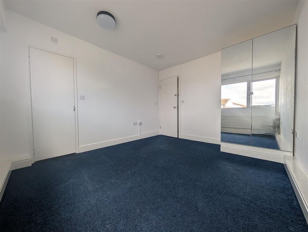 Property photo 1 of 6 Bedroom