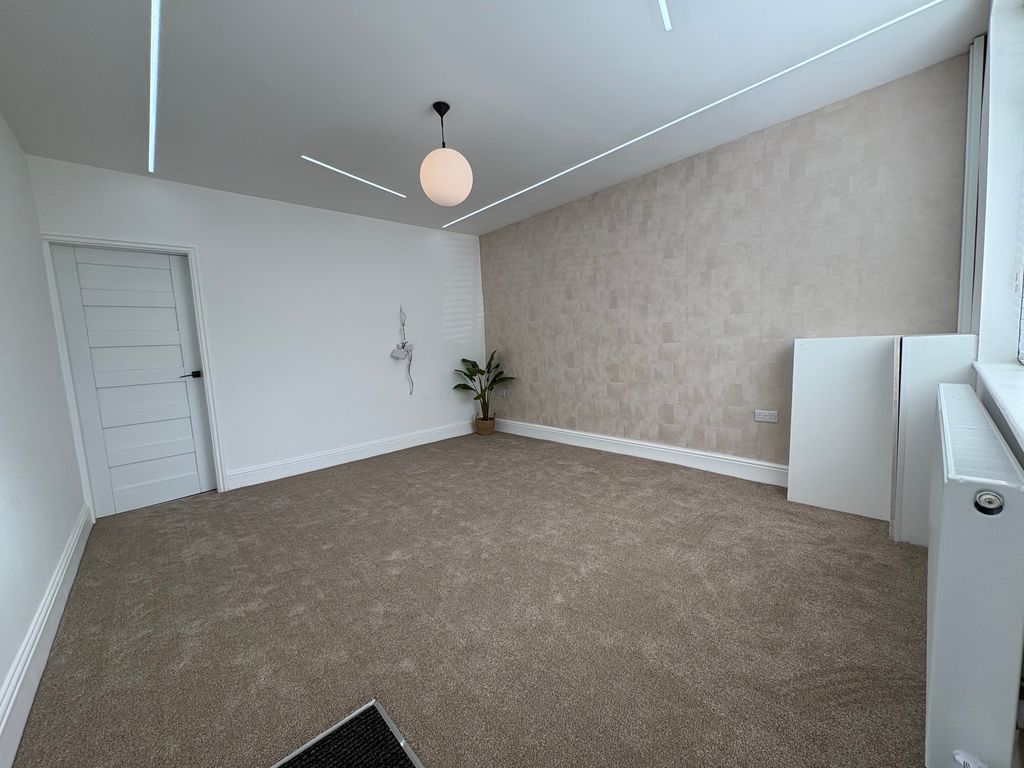 Property photo 2 of 17 Lounge