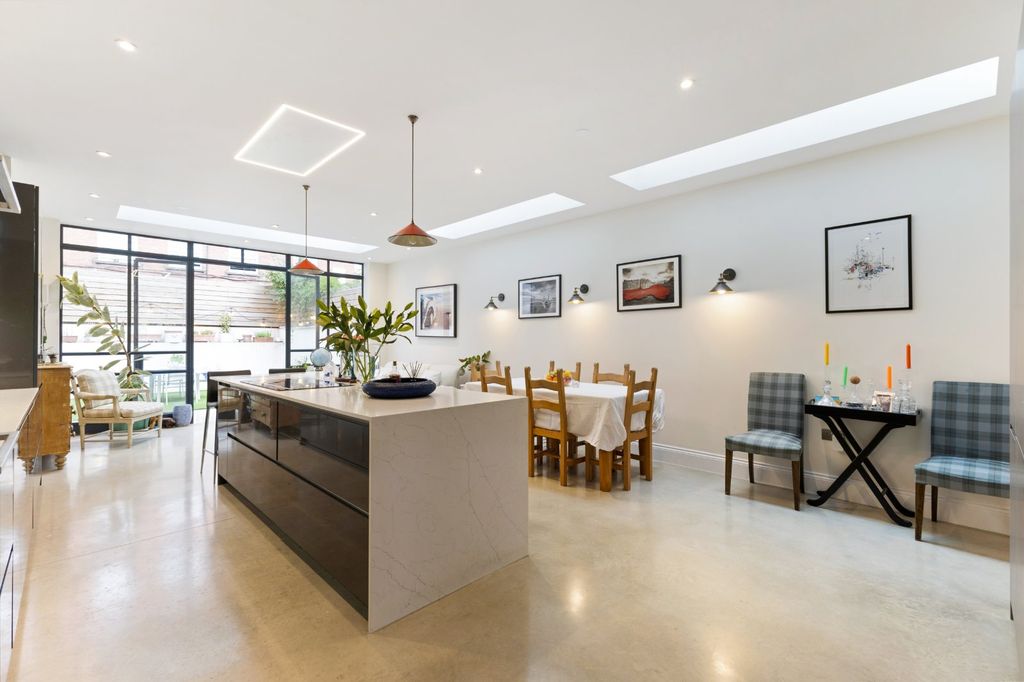 Property photo 1 of 17 Kitchen