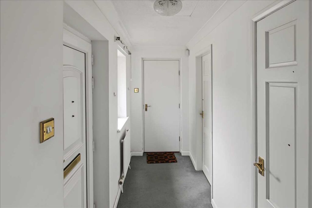 Property photo 2 of 26 Entrance Hall