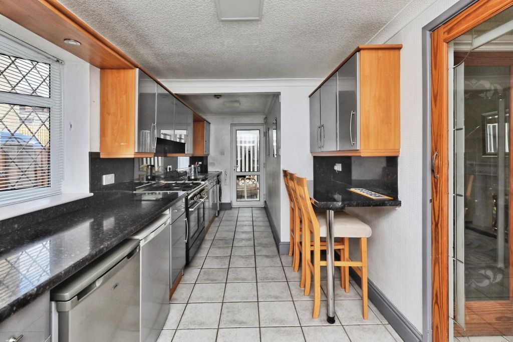 Property photo 3 of 27 Kitchen