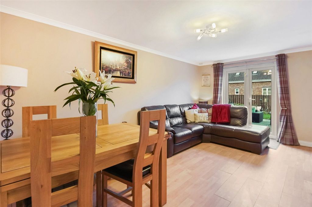 Property photo 3 of 24 Lounge