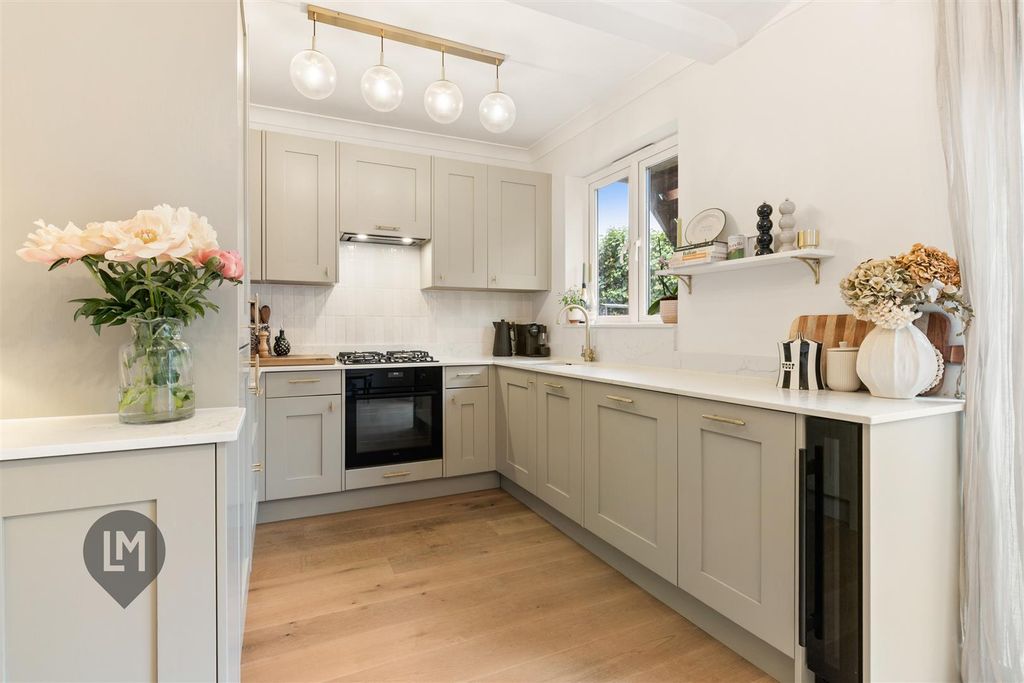 Property photo 3 of 7 Kitchen