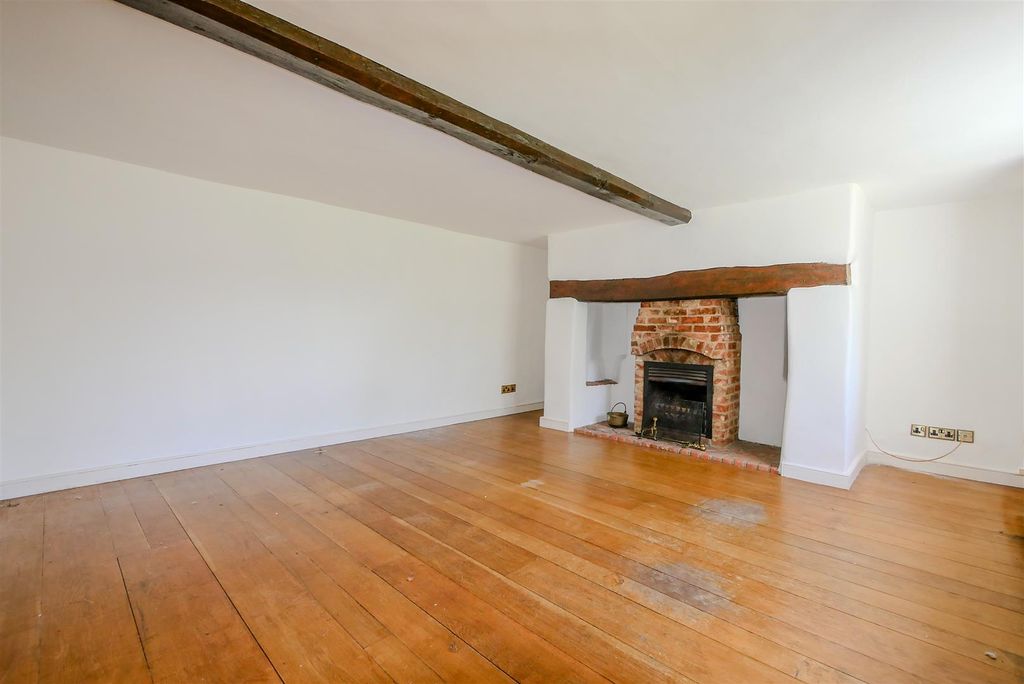 Property photo 3 of 13 Lounge