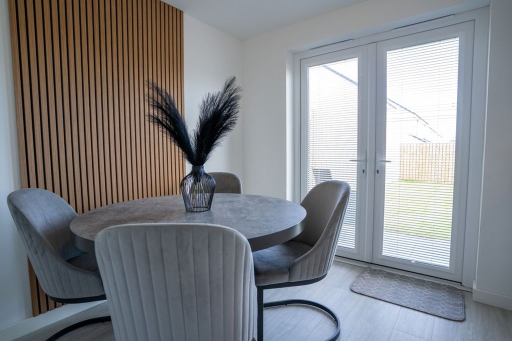 Property photo 3 of 31 Dining Area