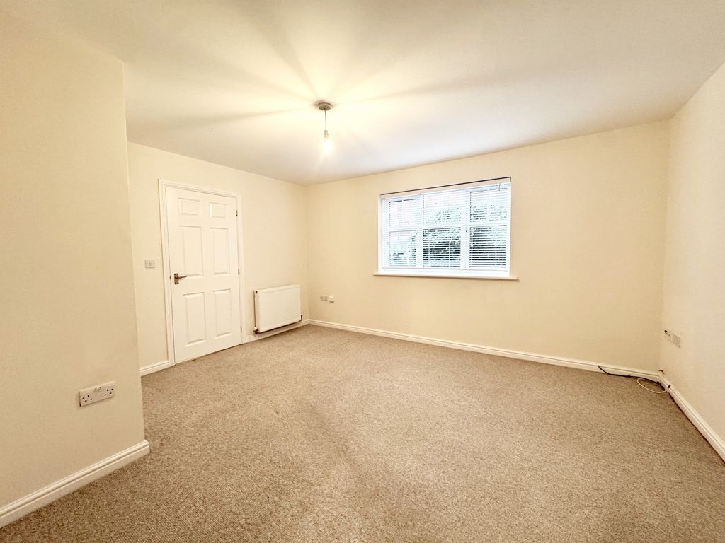 Property photo 3 of 13 Lounge