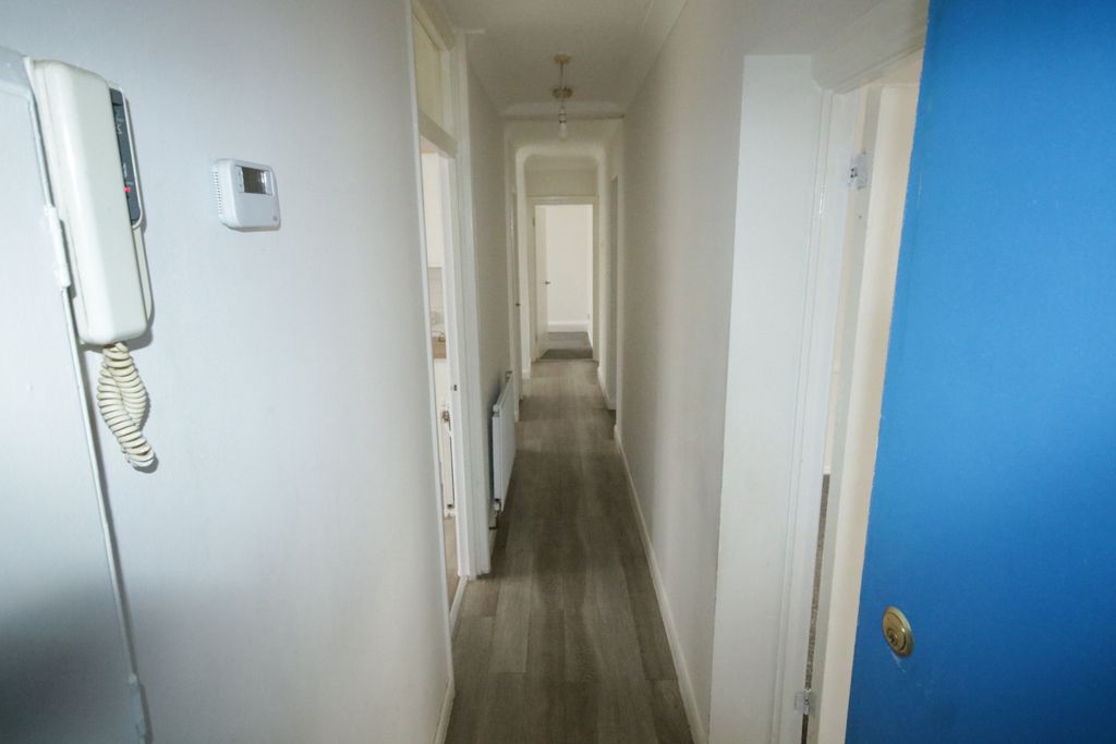 Property photo 2 of 11 Hallway
