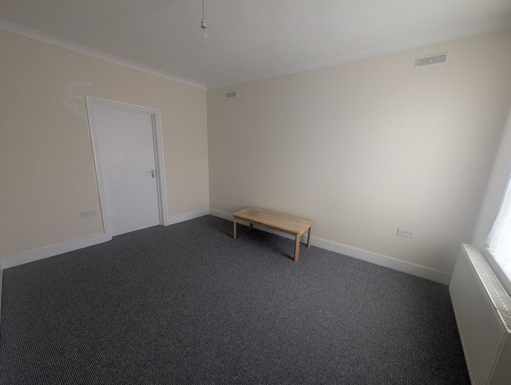Property photo 1 of 9 Stunning 2-Bedroom Flat On Gladstone Road, Southall