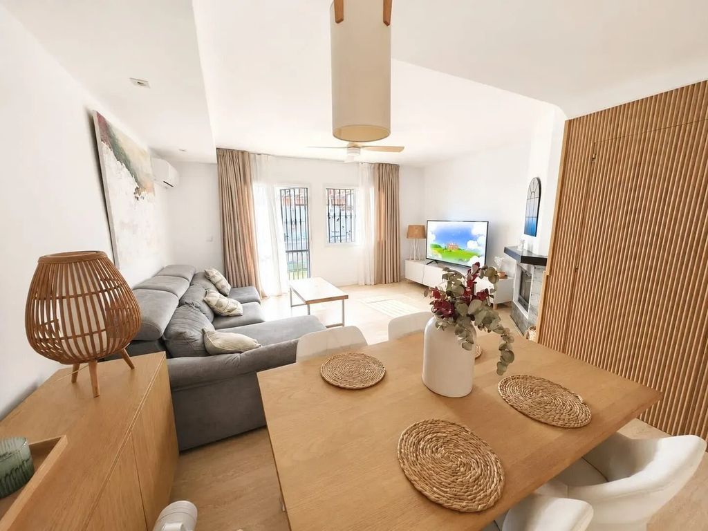 Property photo 1 of 16 200 m² Townhouse Villa With Multi-Purpose Basement, 2-Room Attic & Terraces In Bello Horizonte - Rio Real , Marbella