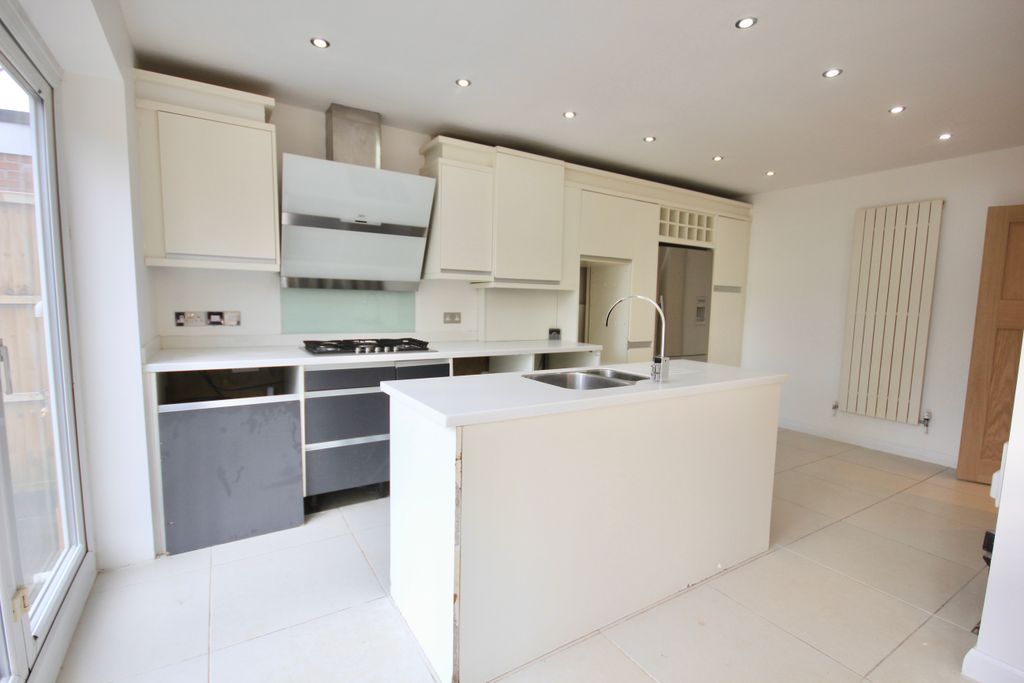 Property photo 2 of 28