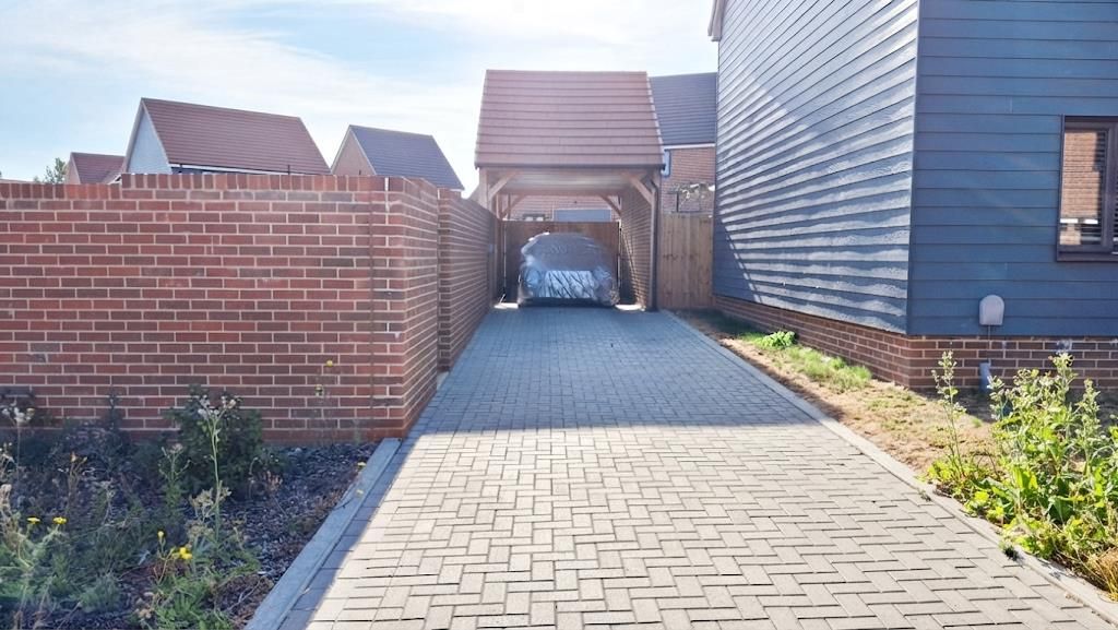 Property photo 3 of 18 Driveway