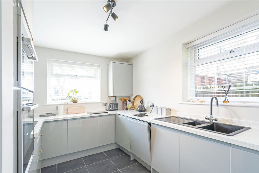 Property photo 3 of 11 Fitted Kitchen