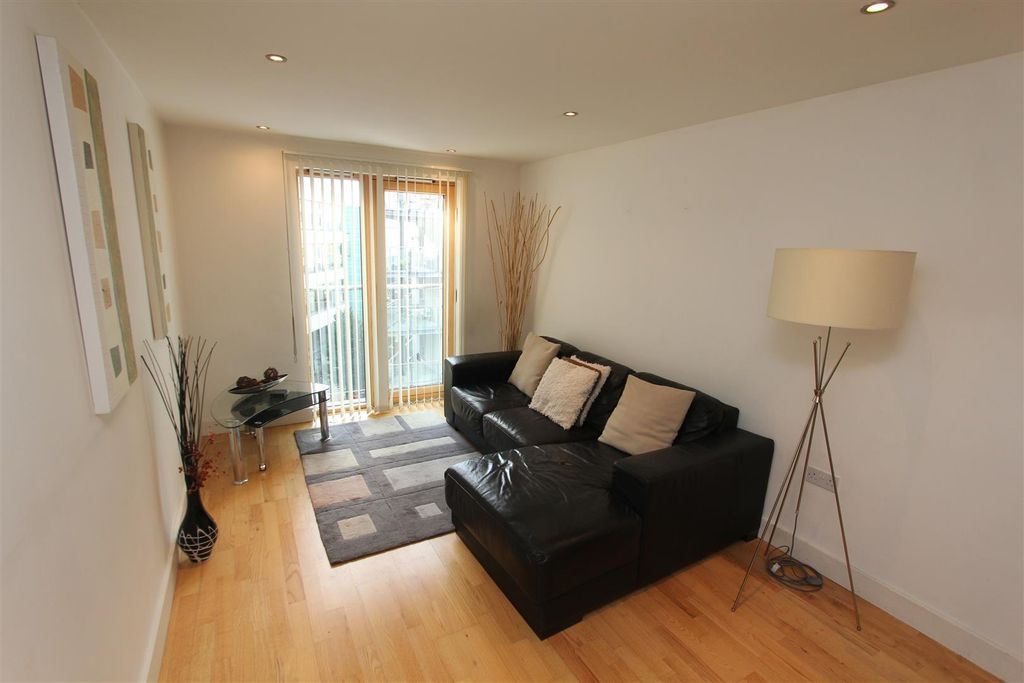 Property photo 3 of 8 Livingroom.Jpg