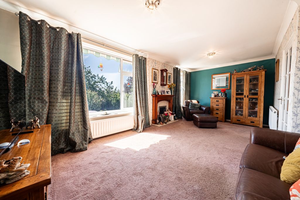 Property photo 3 of 18 .