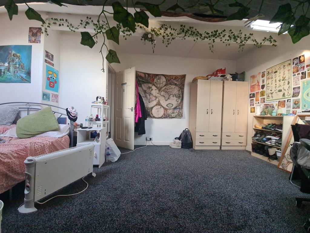 Property photo 3 of 13 A Cozy Bedroom Featuring A Comfortable Single Bed,...