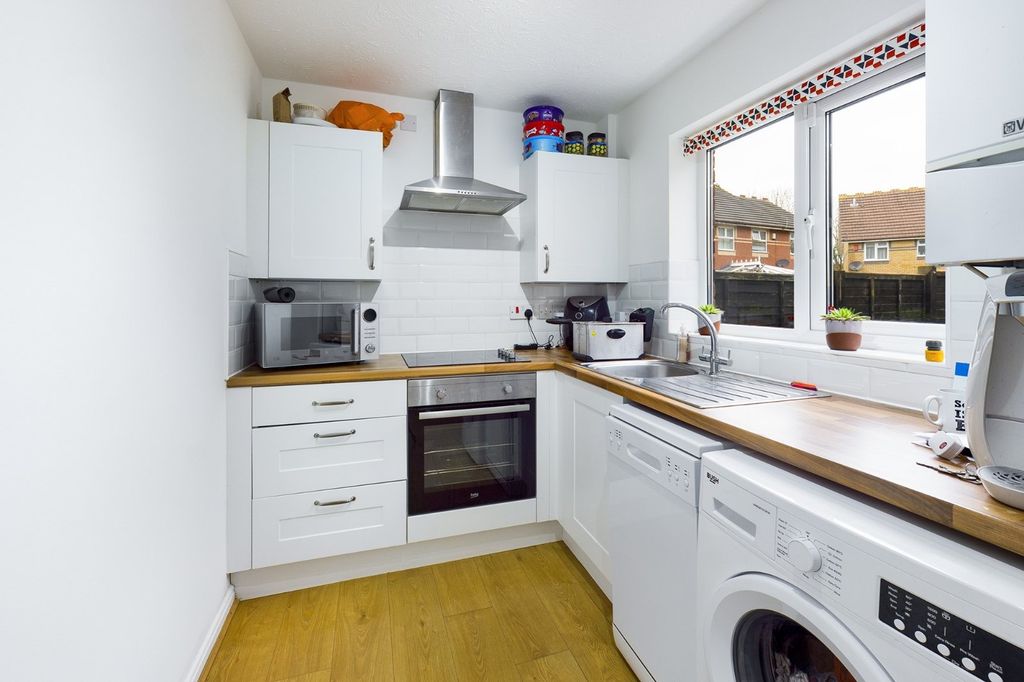 Property photo 2 of 8 Kitchen