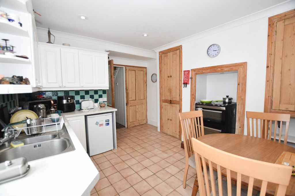 Property photo 3 of 17 Kitchen
