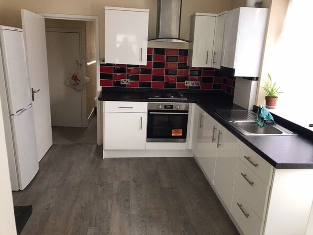 Property photo 1 of 7 Kitchen