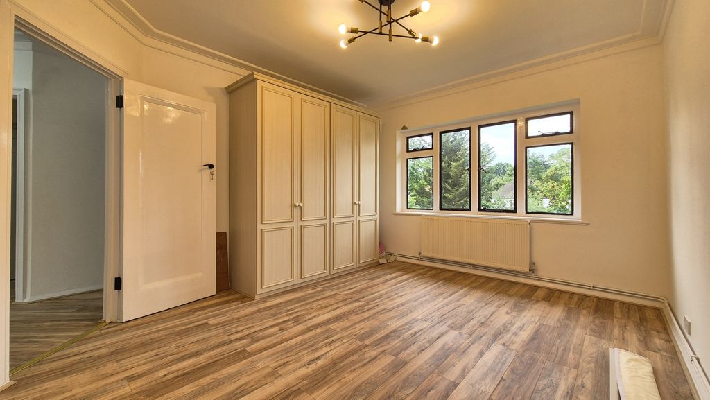 Property photo 3 of 8 Gallery