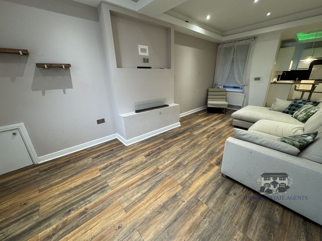 Property photo 3 of 15 Lounge