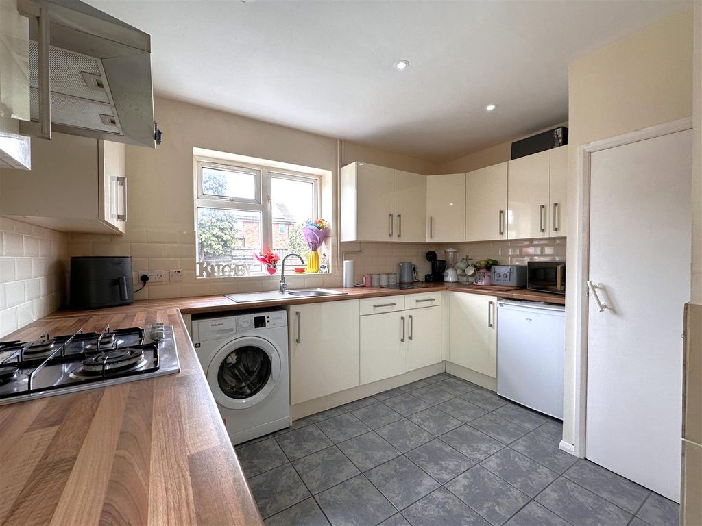 Property photo 2 of 15 Modern Fitted Kitchen 232