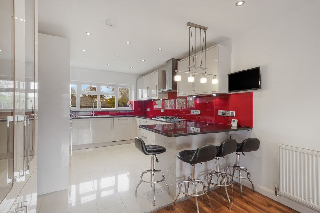 Property photo 2 of 17 4889754