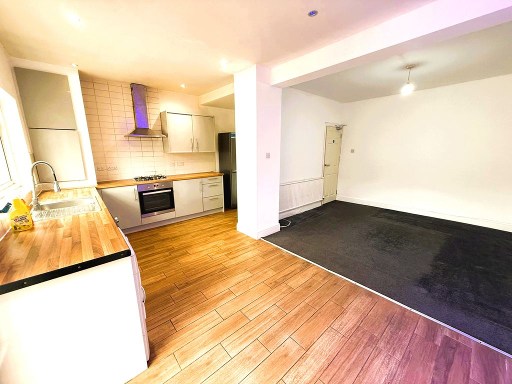Property photo 2 of 14 8