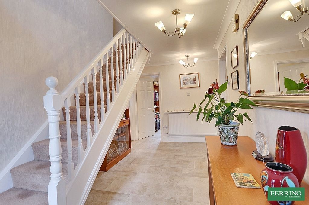 Property photo 3 of 27 Entrance Hall