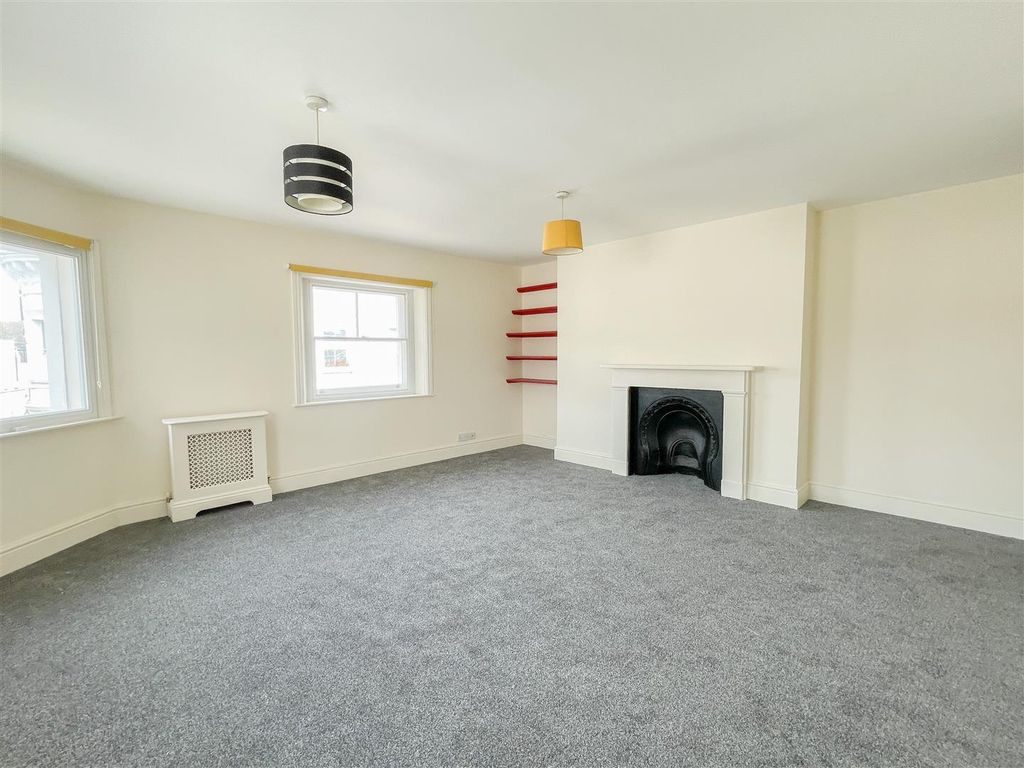 Property photo 3 of 10 Living Room