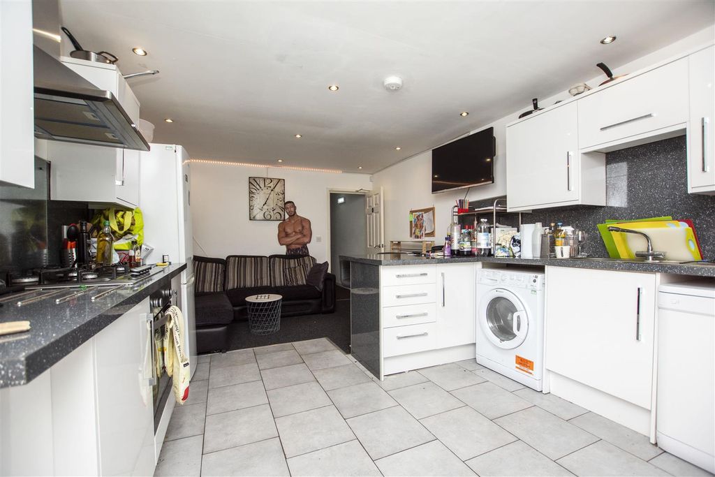Property photo 3 of 13 Kitchen