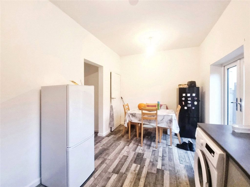 Property photo 2 of 5 Kitchen