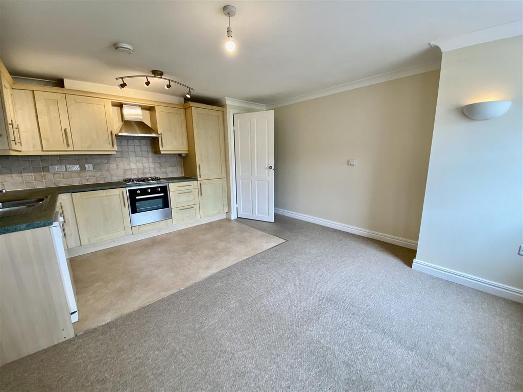 Property photo 2 of 10 Living Room / Kitchen