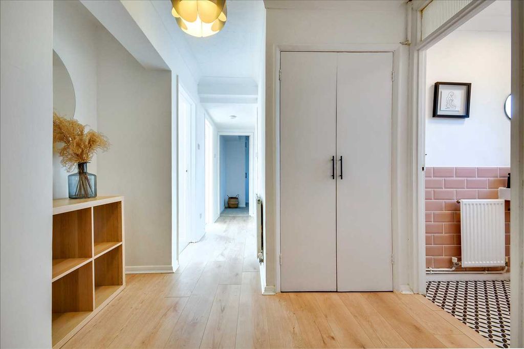 Property photo 3 of 10 Entrance Hall