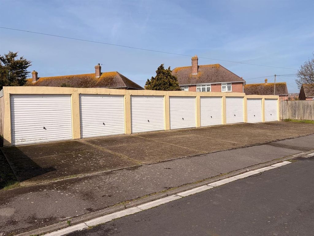 Property photo 1 of 5 Garages