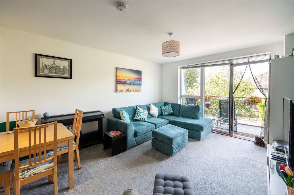 Property photo 2 of 8 10 Russell Square Internals-5.Jpg