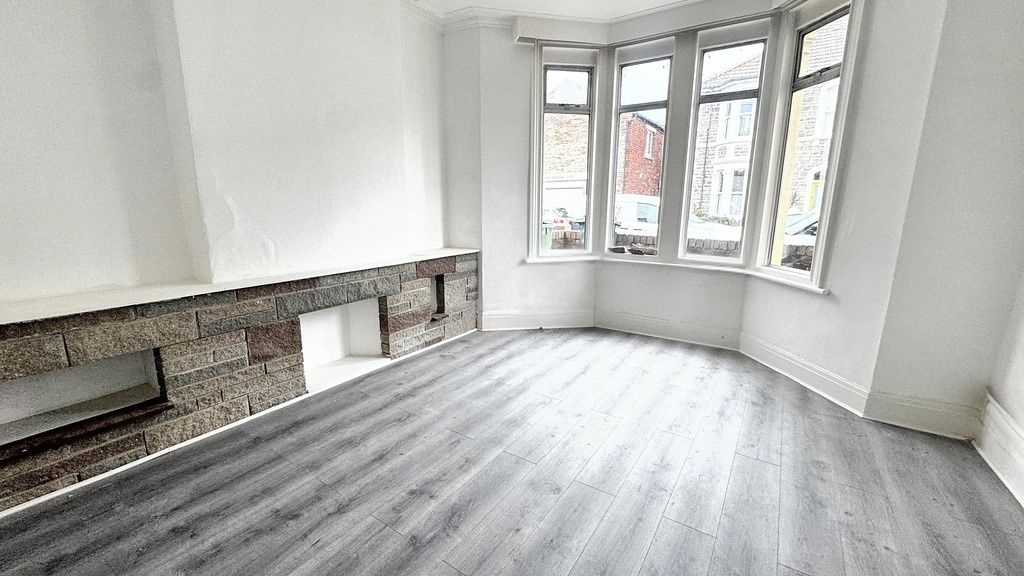 Property photo 1 of 15 Bright, Refreshed Living Room With Bay Window, Mod...