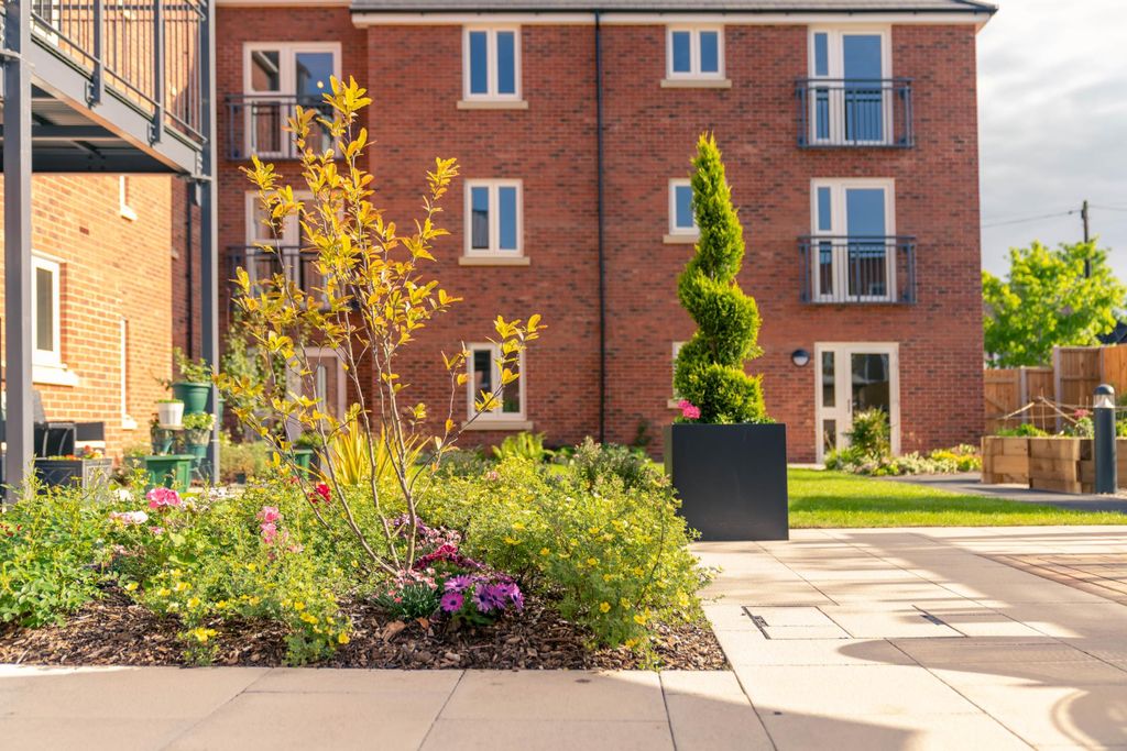 Property photo 1 of 13 Shared Gardens