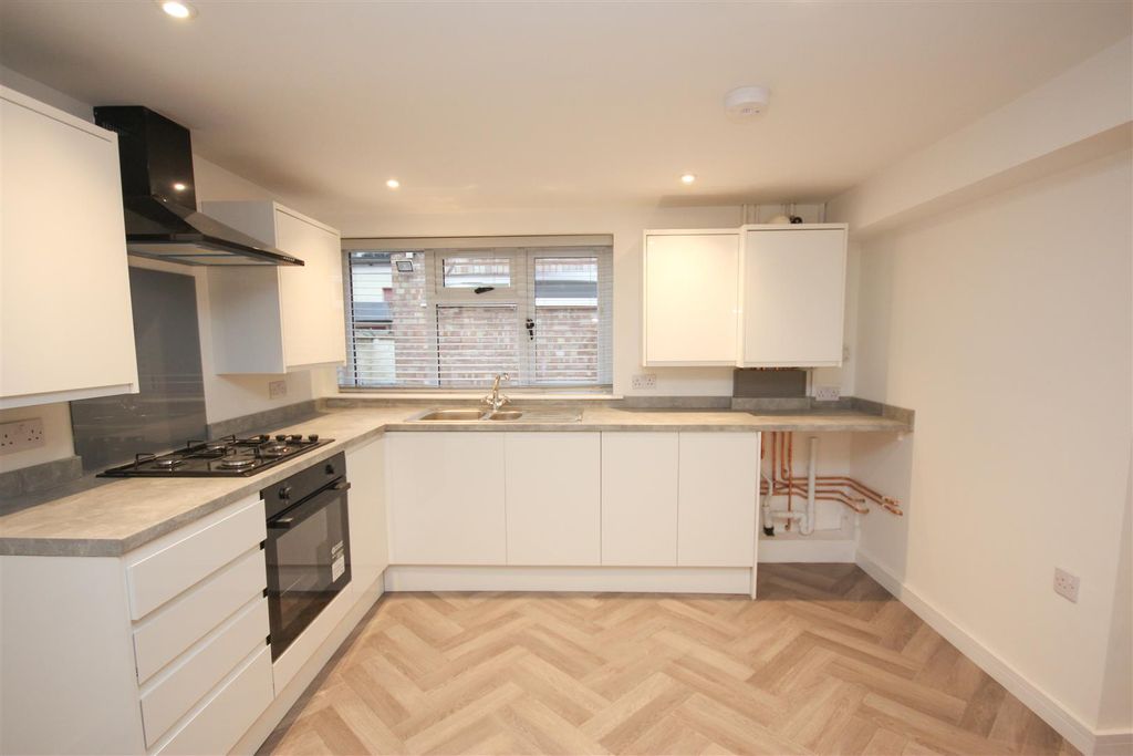 Property photo 2 of 10 Kitchen.Jpg