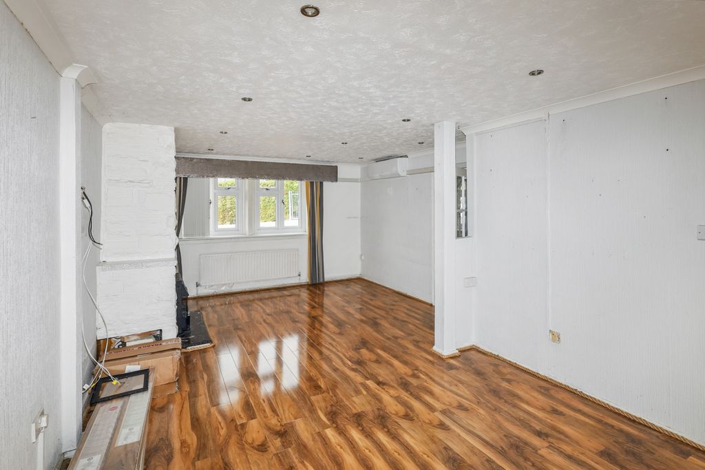 Property photo 3 of 22 8 Colne Drive, Romford Rm3 9Jx