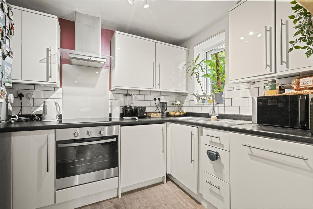 Property photo 3 of 13 147 Varsity Drtwickenham Tw1 1Al-13.Jpg