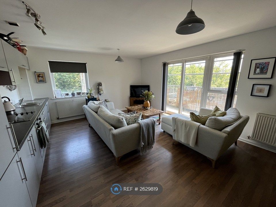 Property photo 1 of 9 Living Room/Kitchen